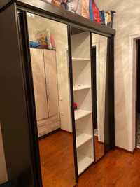 Спальный гарнитур шкаф для одежды темного цвета