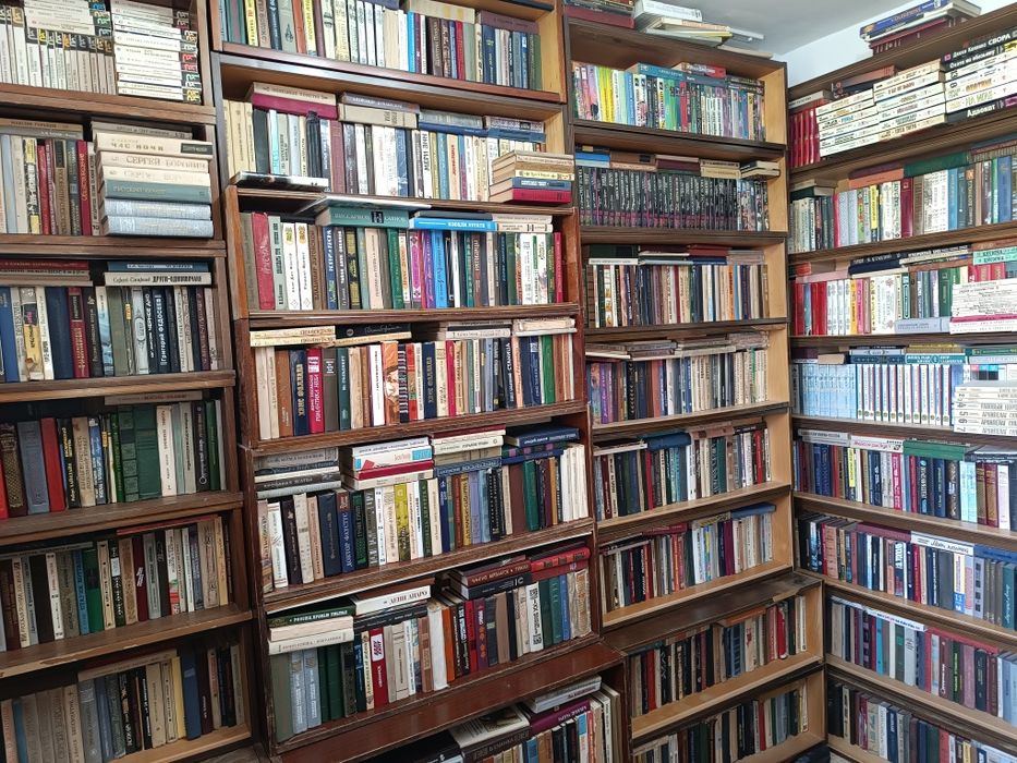 Продаются книги. В большом количестве. Оптом по 5.000 за книгу