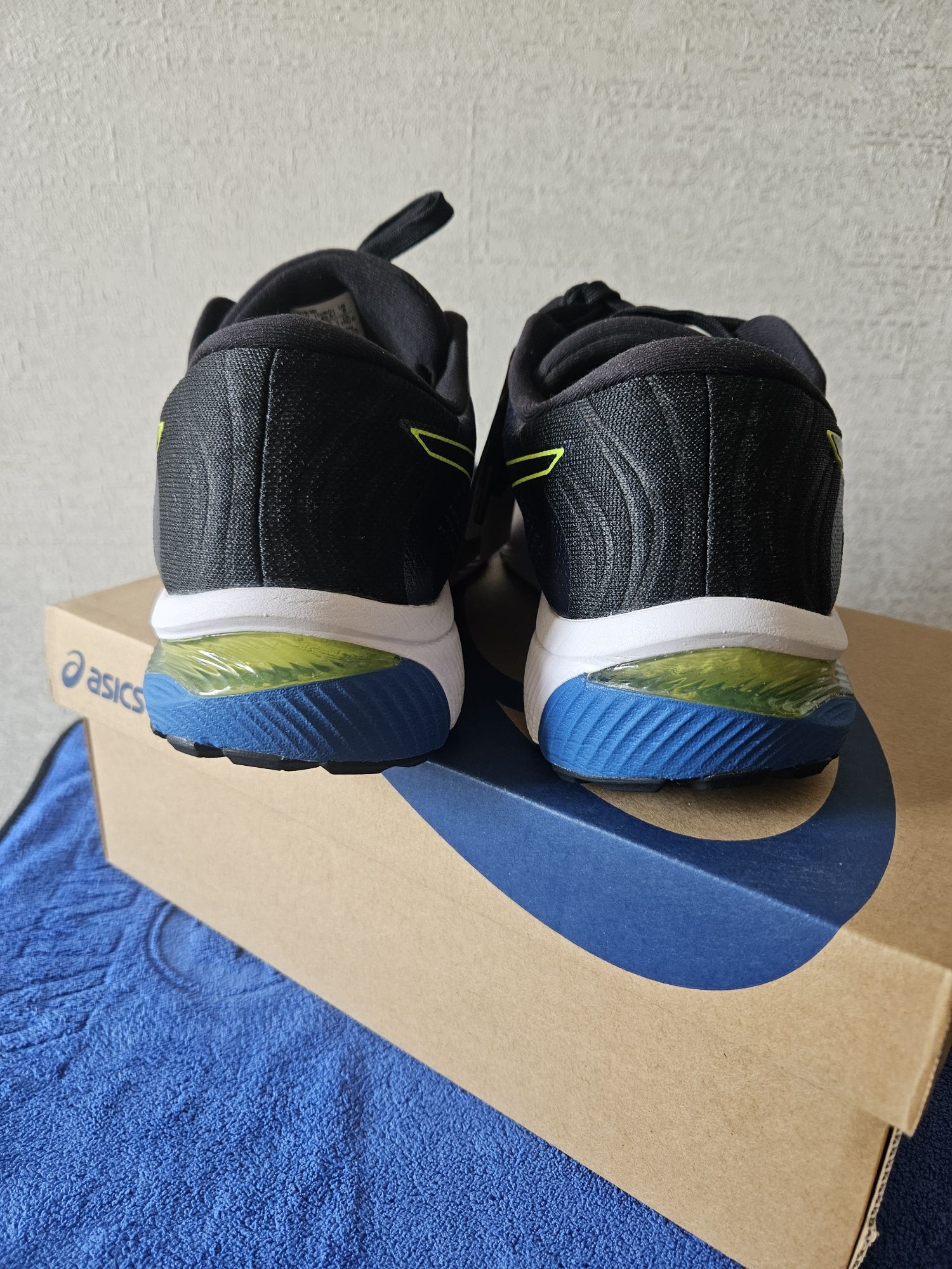 Продаются мужские оригинальные кроссовки фирмы Asics