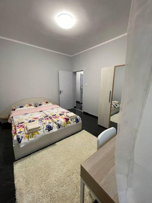 Дава се под наем Тристаен апартамент в Бургас, Център - 85 кв.м за 612 € - Снимка #2