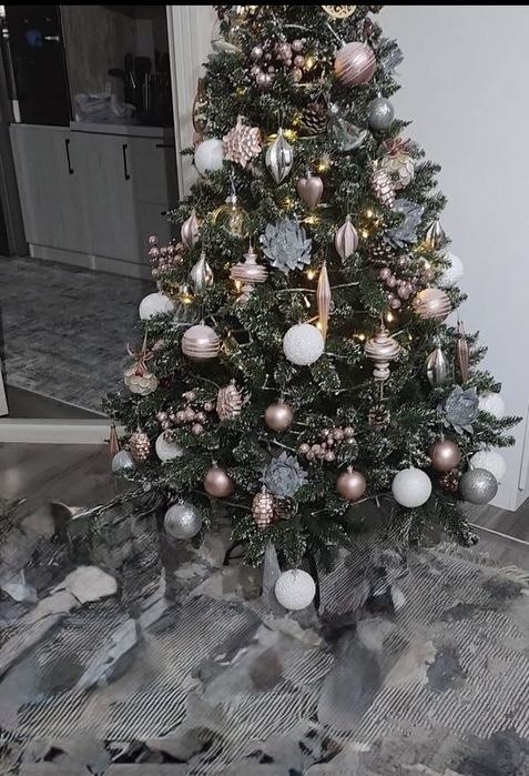 Елка с игрушками и гирляндами