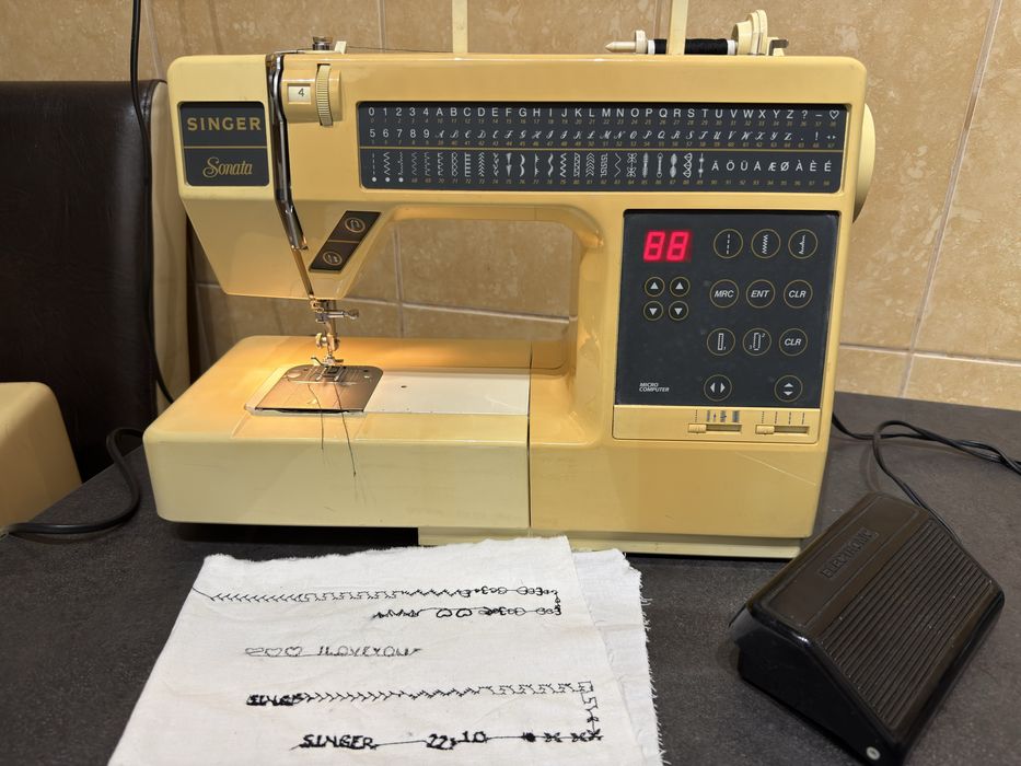 Masina de cusut brodat festonat si butoniere SINGER 2210
