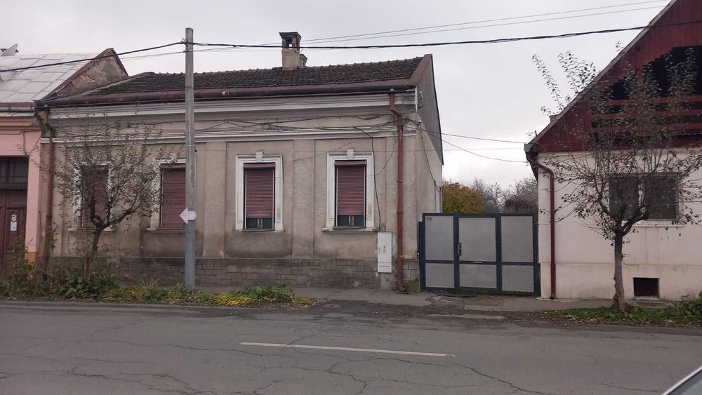 Vand casa zona centrala.