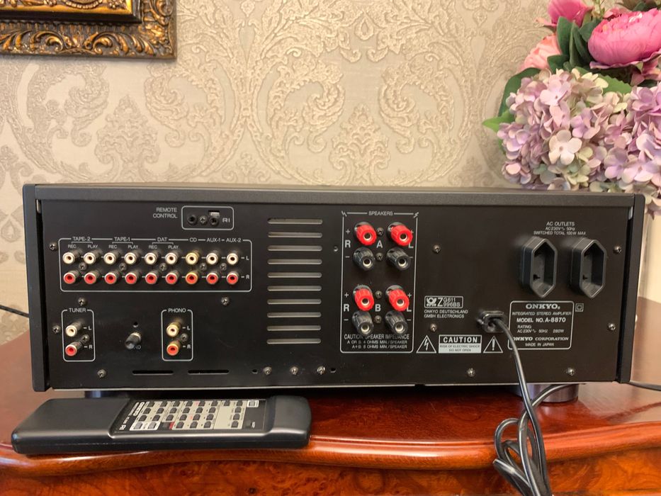 Продавам усилвател Onkyo 8870