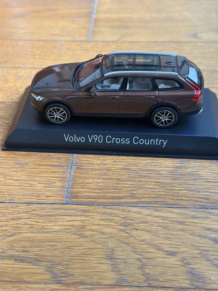 Volvo V90 Cross Country колелционерска количка