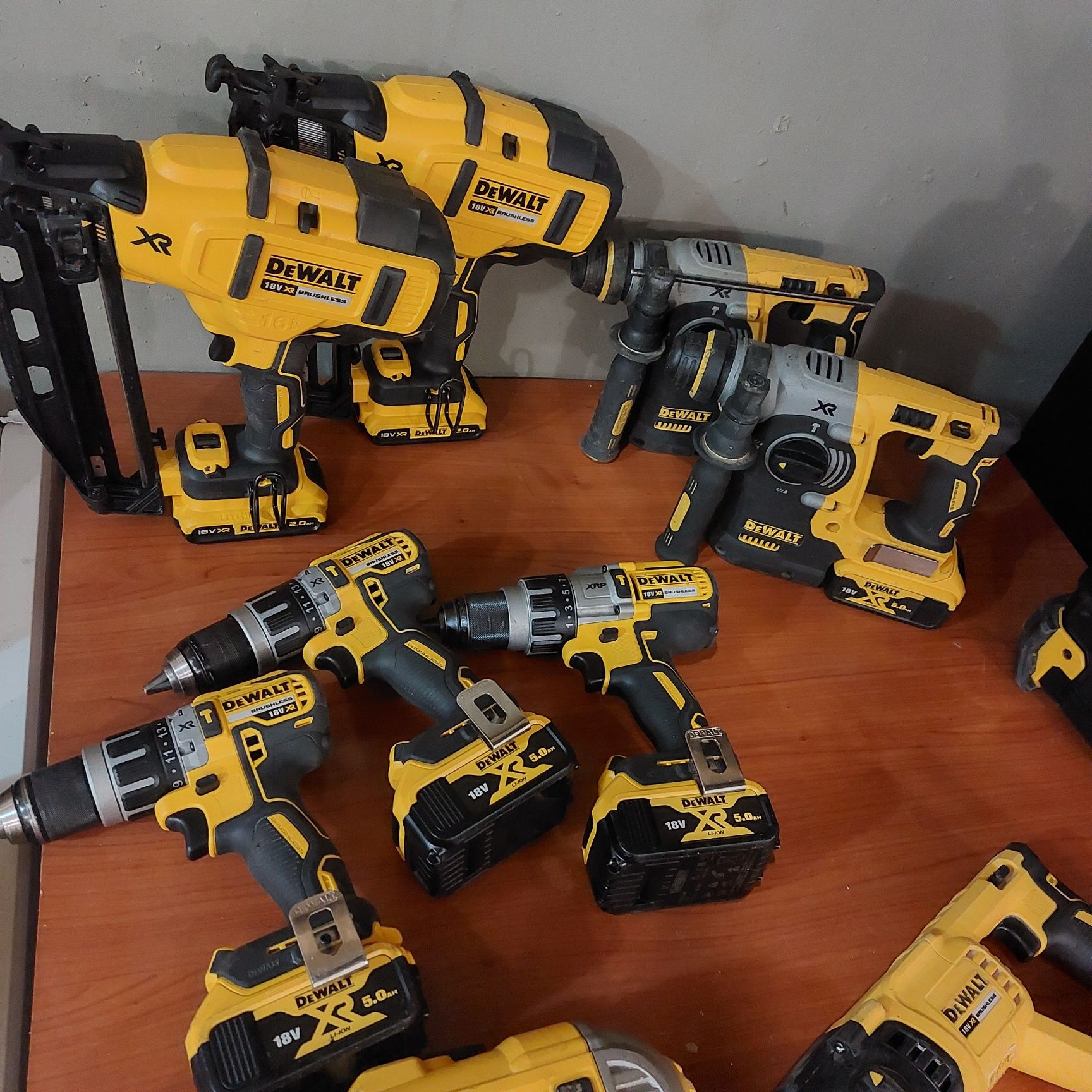 НАЛИЧНИ Dewalt 18V безчеткови Девалт 18 волта 100% оригинал внос от Ан