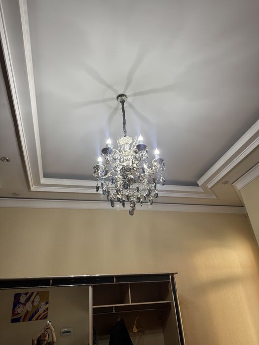 2 люстры одна большая 12 лампочек, а друггая 6 рожковое люстра