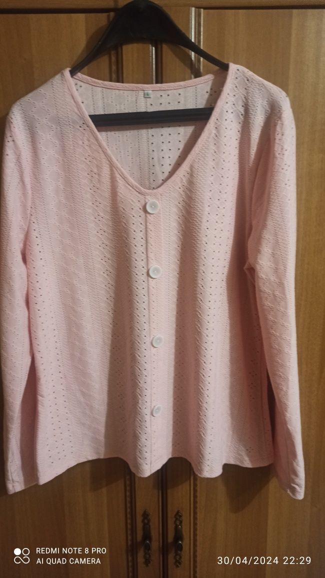 Нежна бледо розова блузка