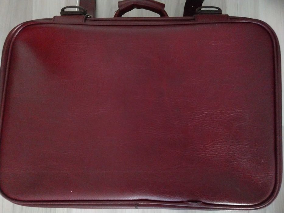 Geamantan visiniu din piele