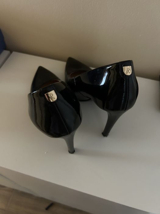 Черни лачени токчета R.Polanski