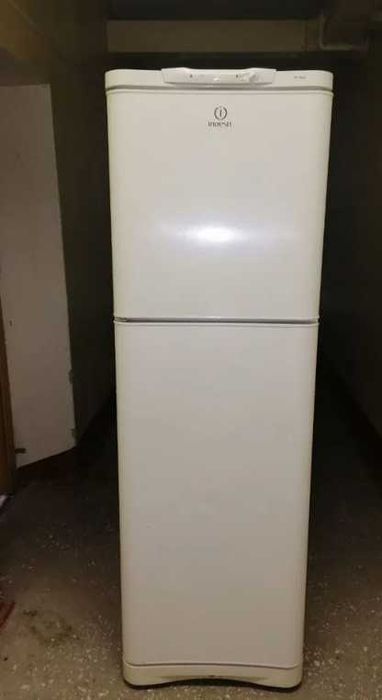 Отдам холодильник Indesit