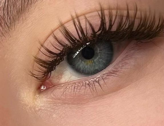 Наращивание ресниц 
Объёмы: 2д, 3д, 4д.
Любой объём 6000 тысяч, чужое