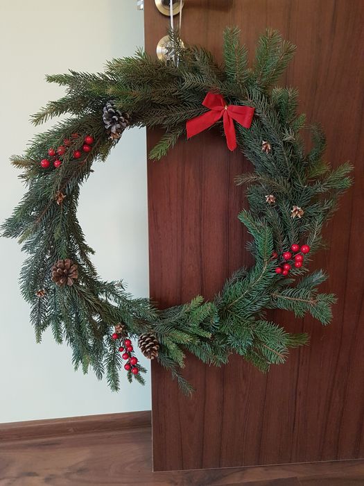 Коледен венец от естествени клонки