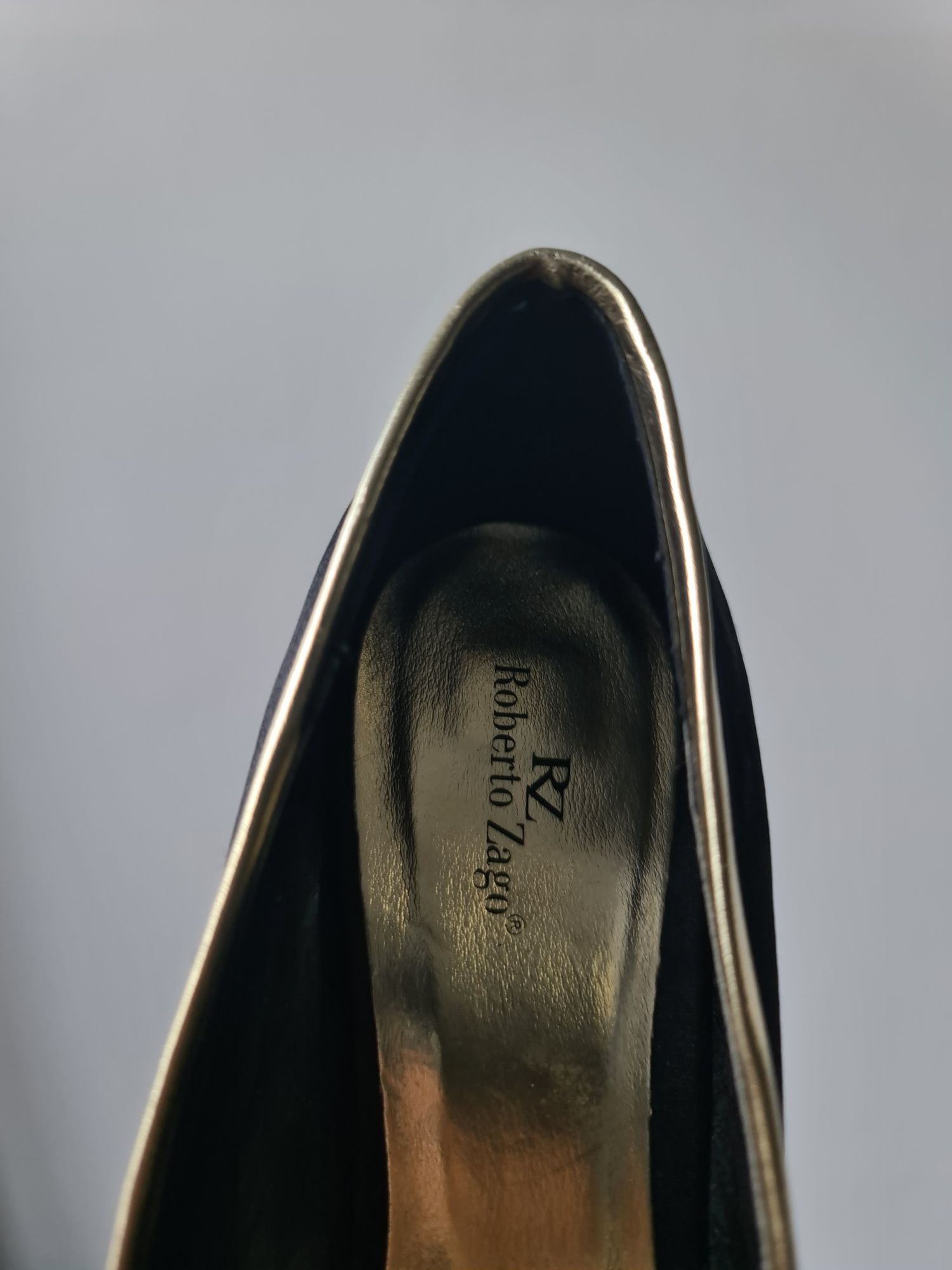 Уникални черни обувки на ток с кристали от сатен на ROBERTO ZAGO