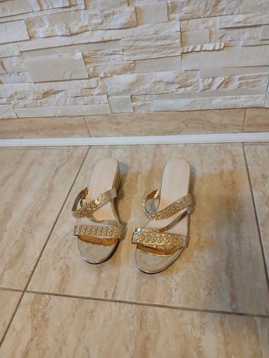 Papuci ...sandale cu pietre culoarea aurie
