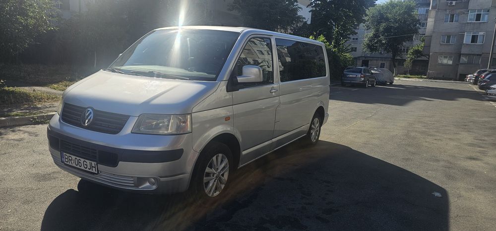 Vând Volkswagen Transporter T5 9 locuri