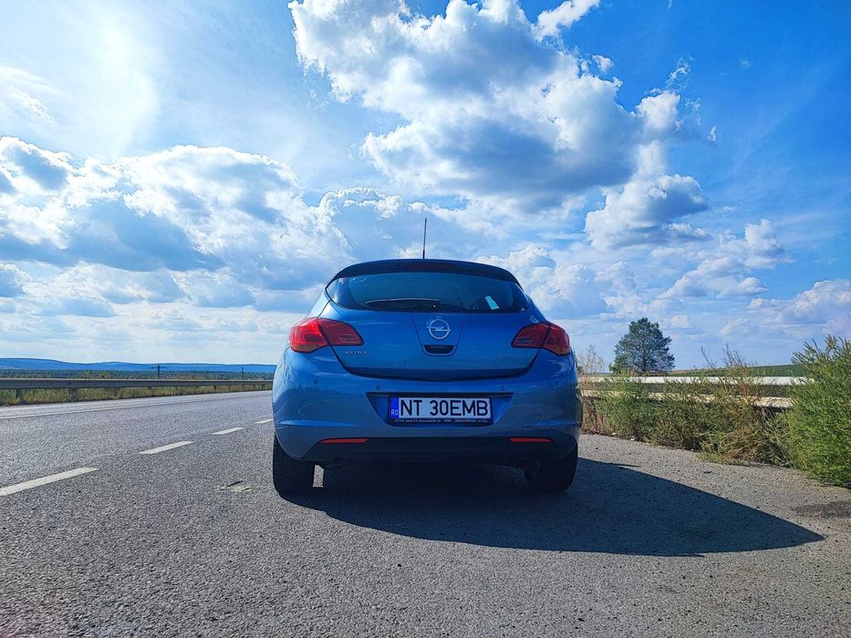 Opel Astra J 2011 – benzinar aspirat 1.6, 116 cai, culoarea cerului