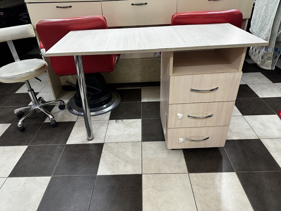 Продам стол 10.000 т Маникюрный