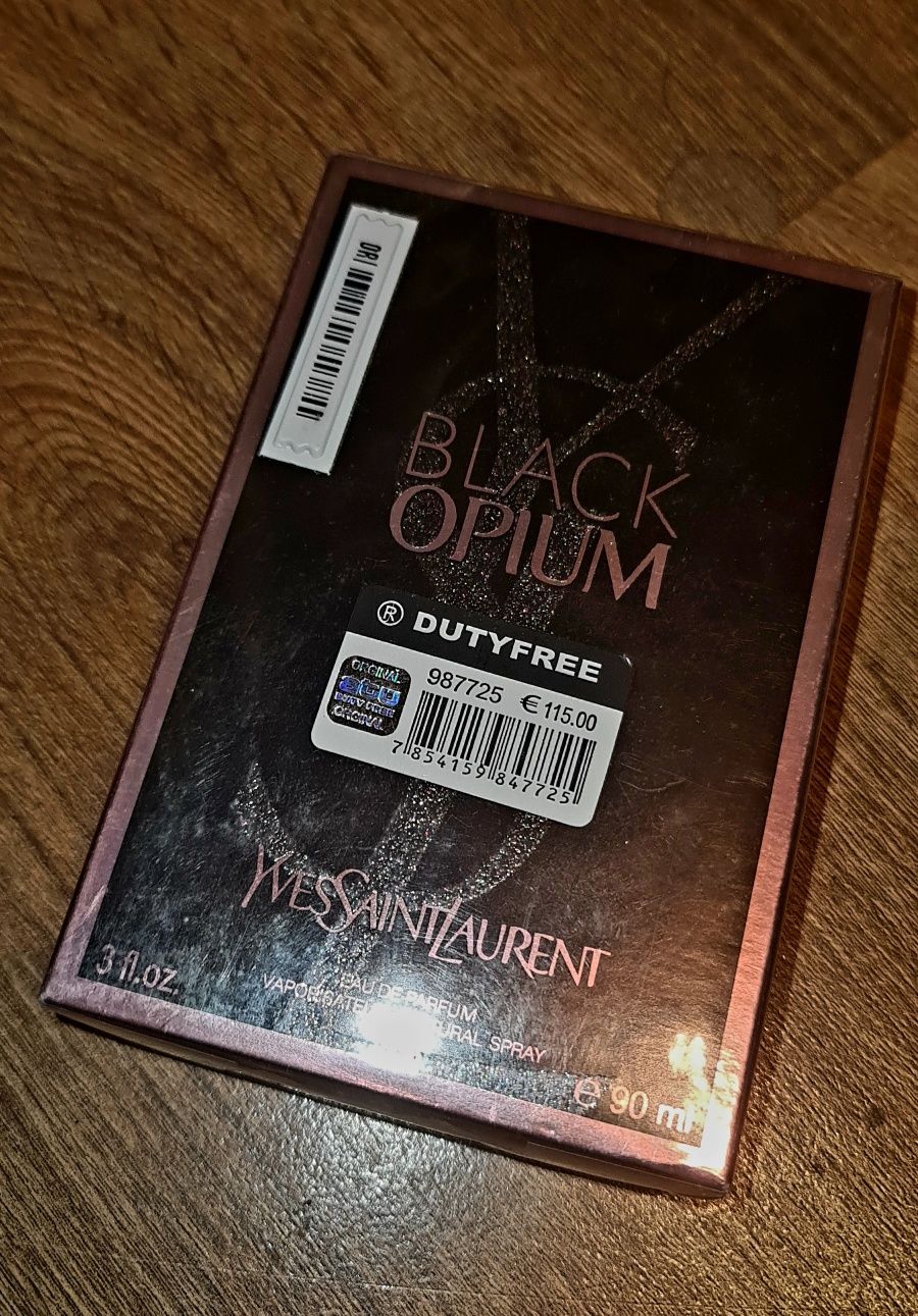 Parfumul Yves Saint Laurent Black Opium 90ml