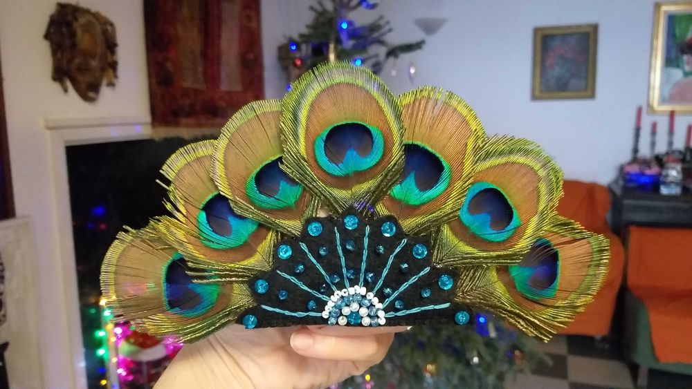 Strut de pus la palarie, handmade din pene de paun