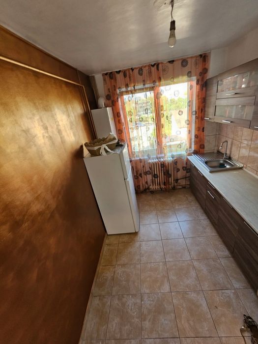 Închiriez apartament 3 camere podu ros