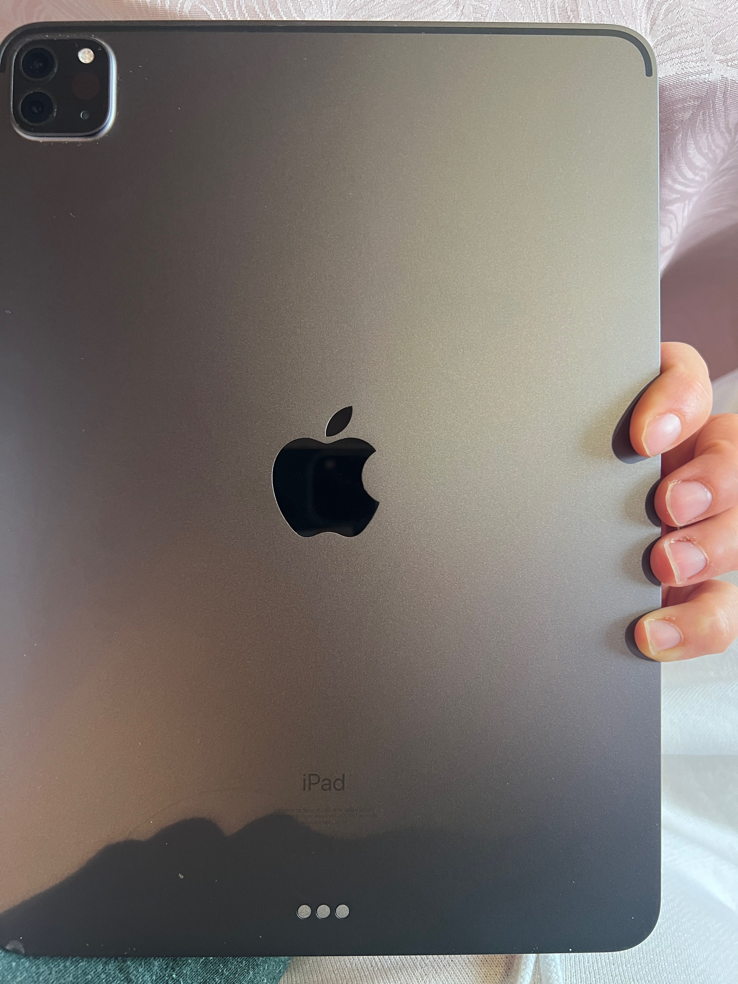 iPad Pro (2nd gen.) 128 GB с оригинал калъф и Apple Pencil