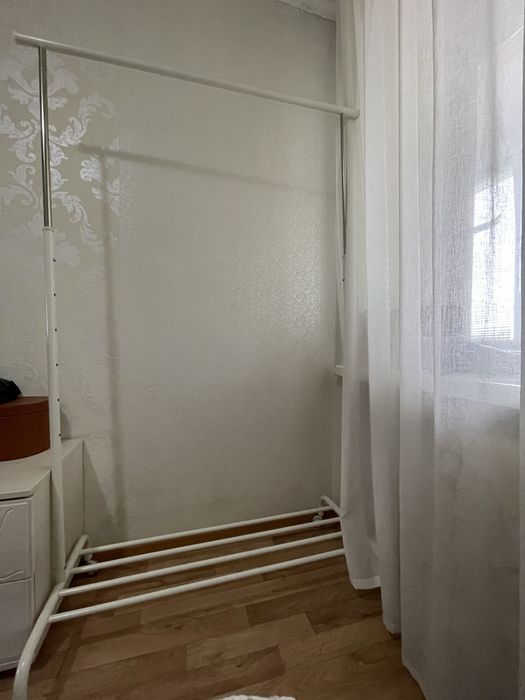 Вешалка для одежды на колесах