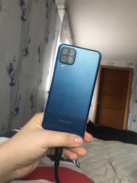 Продам телефон samsyng 12A
