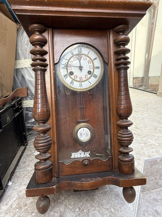 Vand ceas vechi cu pendula.