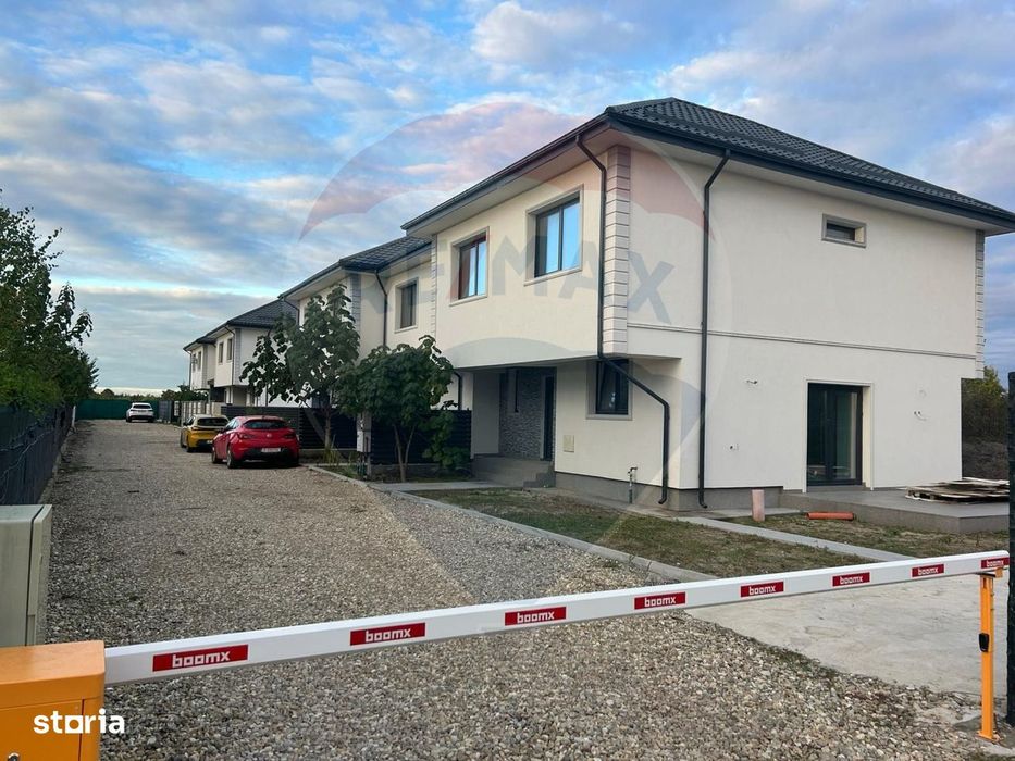 De vanzare Casă / Vilă cu 4 camere