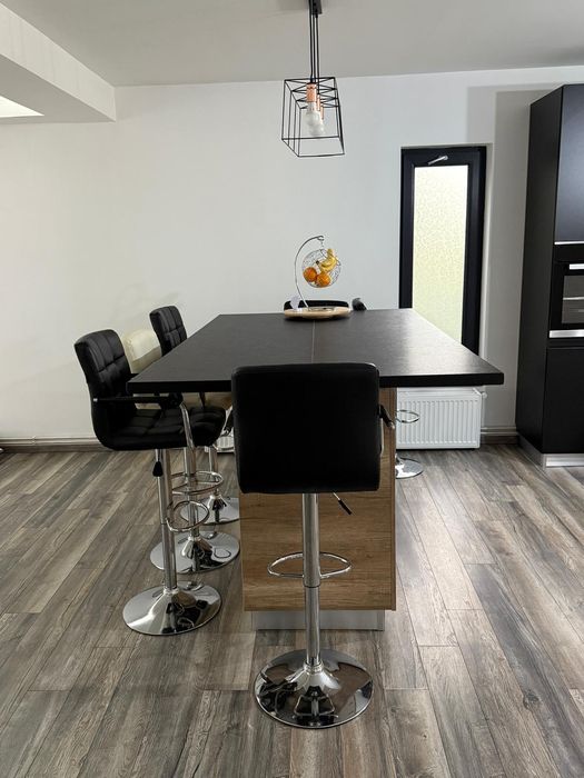 Insula bucătărie + 7 scaune de bar