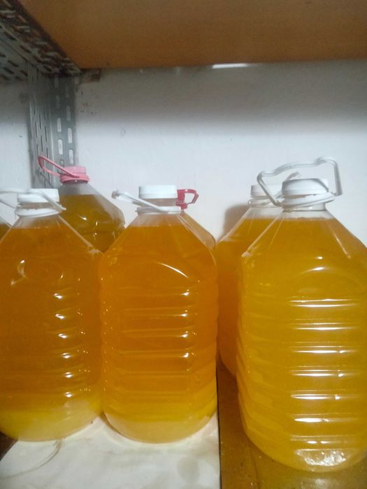 Vând ulei de floarea soarelui presat la rece