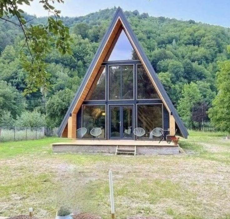 Meseriasi in construirea cabanelor tip A frame, accept variante auto