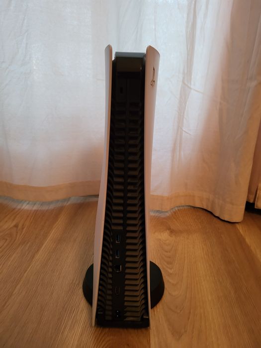 Playstation 5 с джойстик и 2 игри