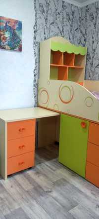 Продам комплект мебели в детскую!Кровать+шкаф+2 книжных полочки