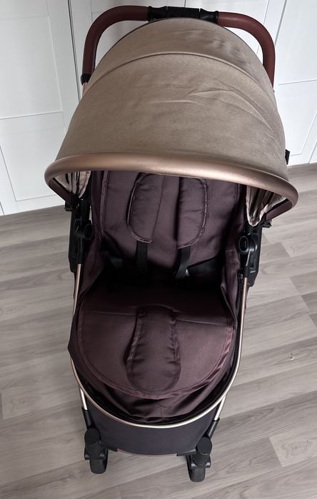 Vând cărucior 2 in 1, cu șezut care se transformă și în landou