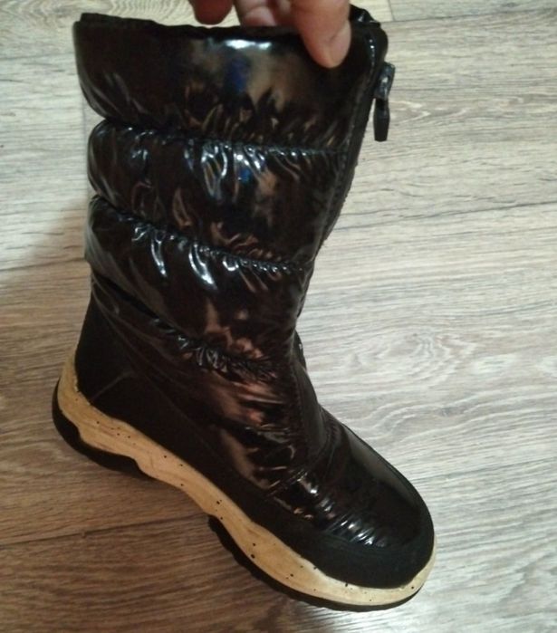 Продам зимнюю обувь для девочки. Вайкики.