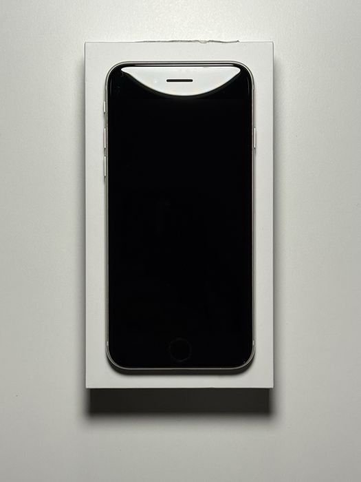 iPhone SE 3 (2023) – Бяла перла