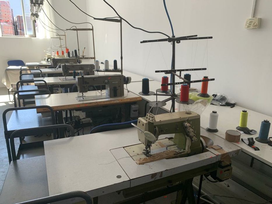 Vand mașini de cusut si instalația electrică aferent