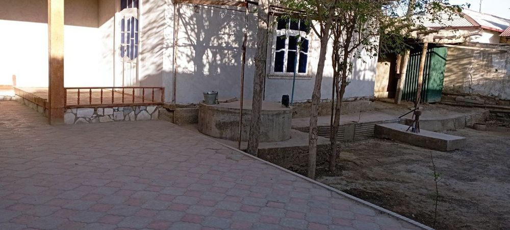 Buxoro viloyati Qorako'l tumani sentrda joylashgan uy sotiladi