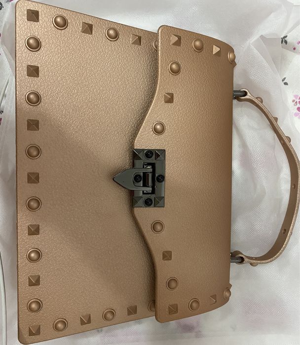 Vând geanta noua !!! Culoare crem , încăpătoare .