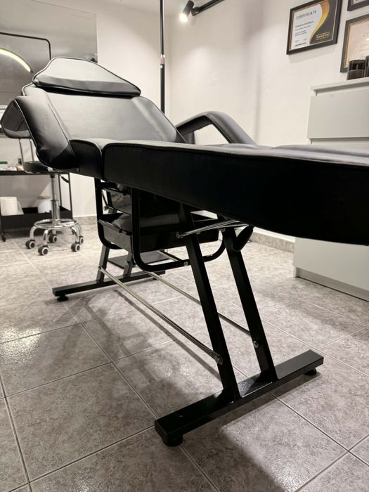 Професионален стол за козметици и татуисти (нов в гаранция)