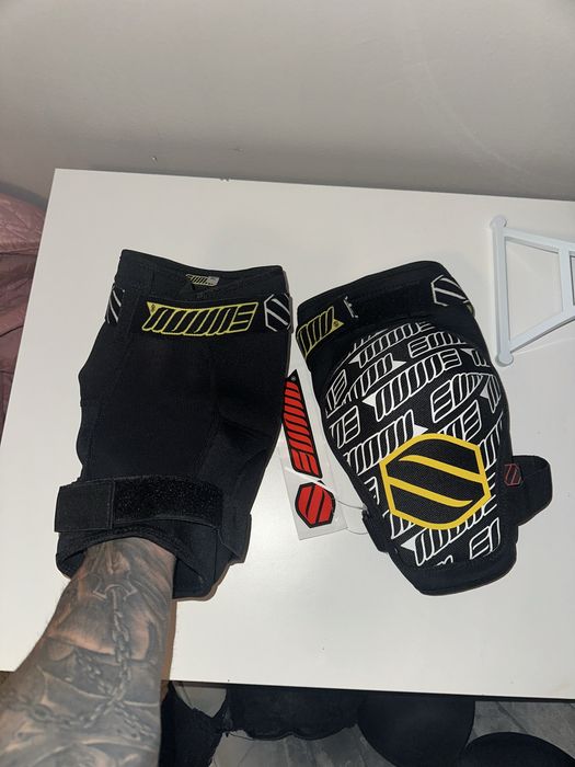 Наколенки за мотор M/L