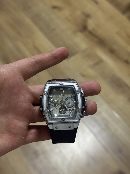 Часы хублот.