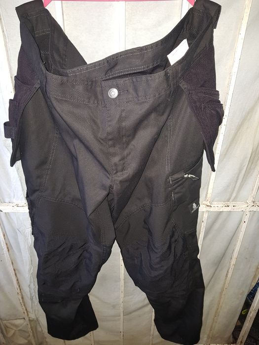 Mascot pantaloni de salopeta