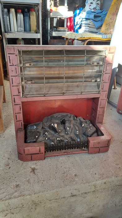 Radiator electric vechi tip șemineu , dulăpior vechi și ulcioare vechi