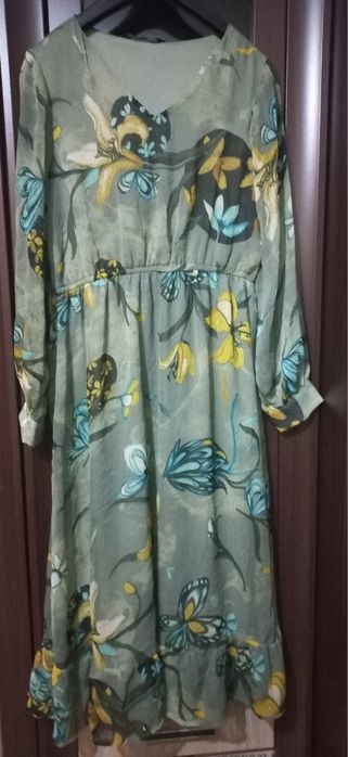 Rochie de zi , din mătase,  cu captuseala , imprimeu deosebit .