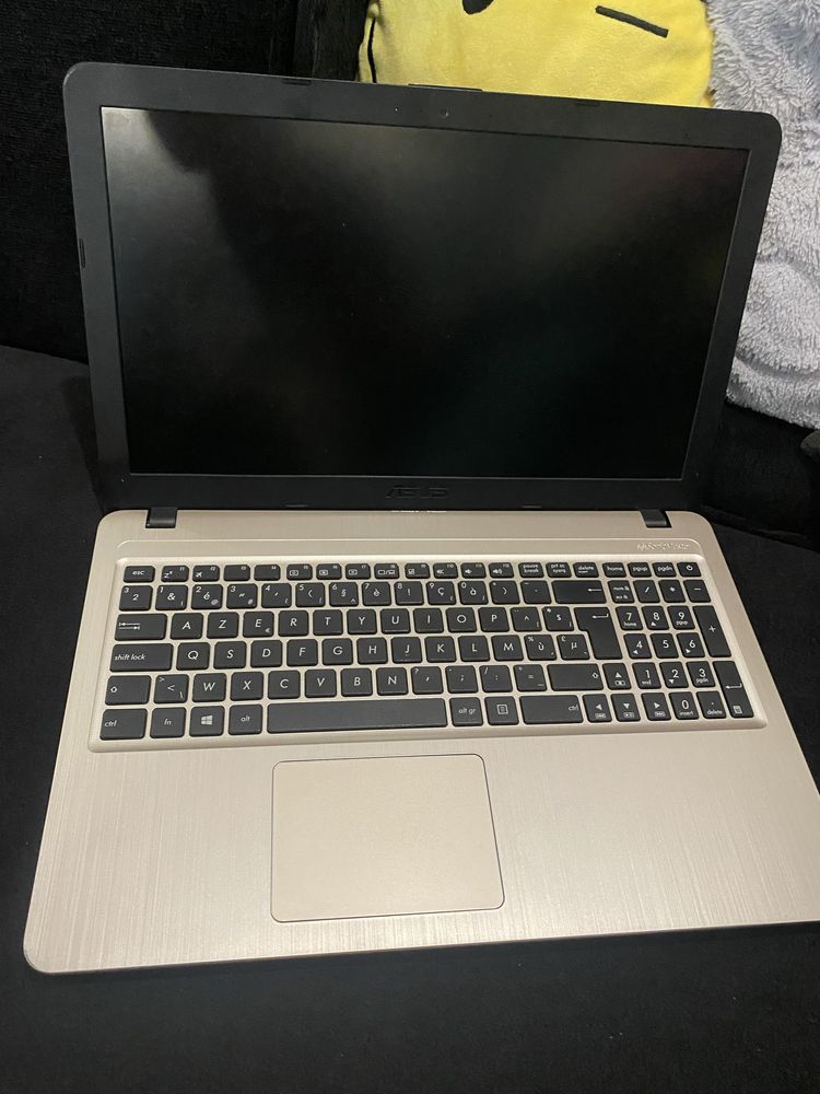 Vând leptop asus i5 ,12 gb RAM , memorie 1 T