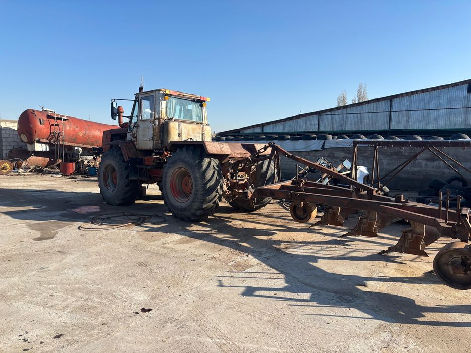 Трактор Т-150 с плугом, молой