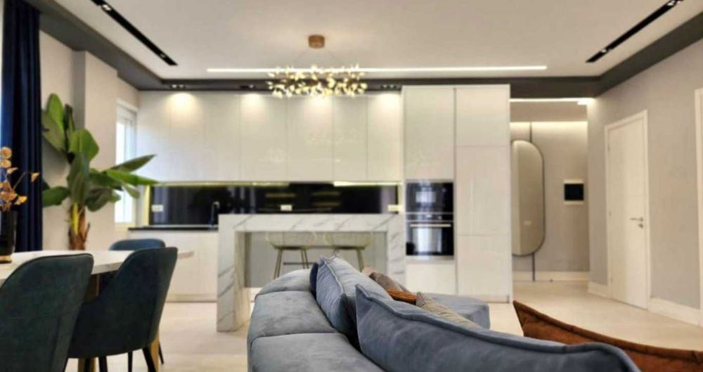 Продавам тристаен апартамент в Център